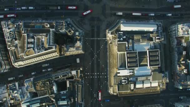 日の出小売アウトレット屋根歩行者と公共交通機関車ロンドン イギリスで空撮オックスフォード ストリート — ストック動画