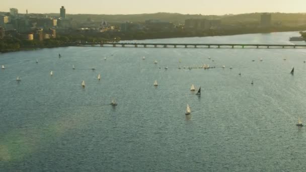 波士顿 2017年11月 空中观看比赛帆船橡皮艇在查尔斯河强的阳光太阳耀斑马萨诸塞州美国 — 图库视频影像