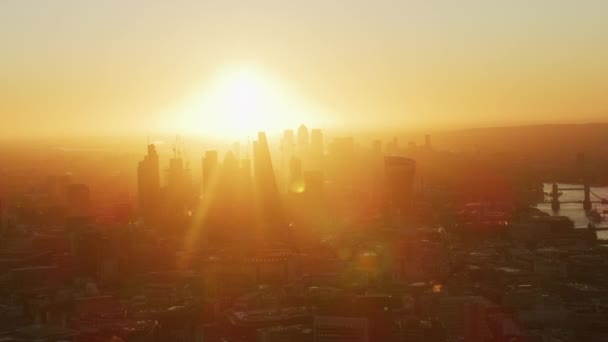 Aerial Sunrise Visa Solsken Över London City Kommersiella Skyskrapor Canary — Stockvideo