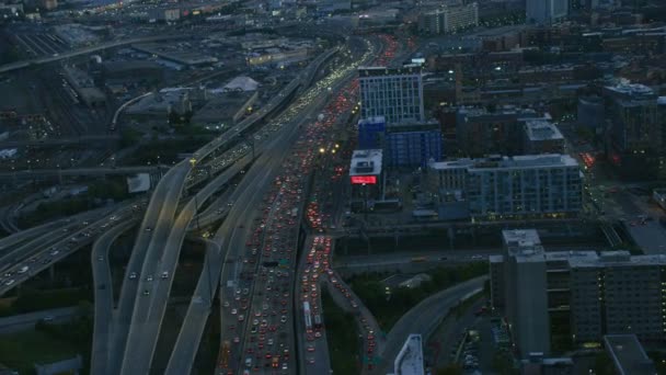 波士顿 2017年11月 空中照亮波士顿通勤者道路车辆交通在繁忙的城市交叉路口马萨诸塞美国马萨诸塞州 — 图库视频影像