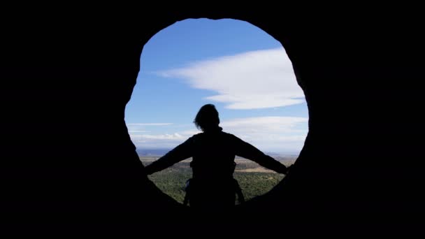 活跃的高加索美国女性旅行者的剪影实现她的野心美国亚利桑那州的佛得角山谷 — 图库视频影像