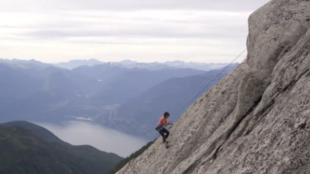 Luchtfoto Van Blanke Amerikaanse Vrouwelijke Klimmer Belaying Neer Rotsachtige Extreme — Stockvideo