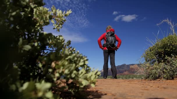 Viajante Americana Caucasiana Ativa Com Mochila Livre Verde Valley Arizona — Vídeo de Stock