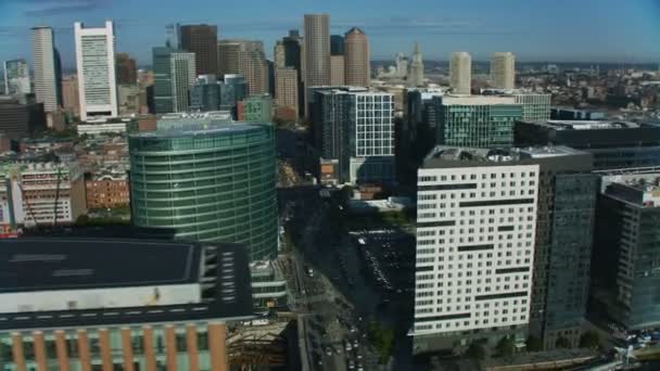 波士顿市中心的大城市摩天大楼建筑鸟瞰伦敦金融办公室商业区主要渠道海港和渡轮马萨诸塞州美国 — 图库视频影像