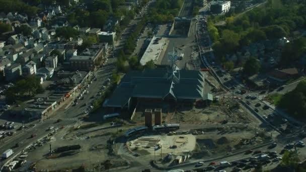 新しい現代の空中都市を眺める建設公共建物と交差ボストン郊外マサチューセッツ州アメリカ合衆国 — ストック動画