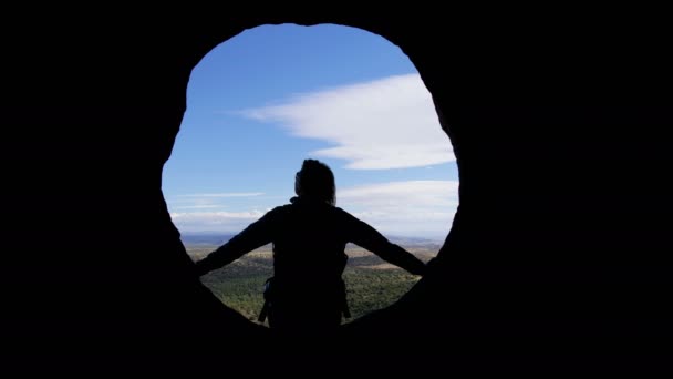 Silhouet Van Fitness Kaukasische Amerikaanse Vrouwelijke Reiziger Haar Expeditie Van — Stockvideo