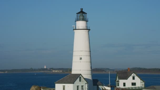 空中はプリマス郡ブリュー スター島マサチューセッツ湾アメリカ灯台ボストン ライトのビューを明らかにします — ストック動画