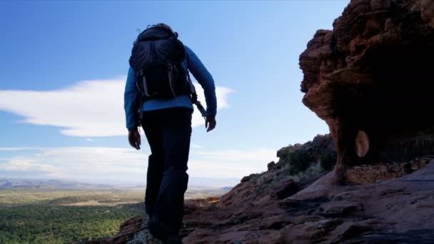 健康的高加索美国妇女徒步旅行者在她的徒步探险探险在户外佛得角山谷亚利桑那美国 — 图库视频影像