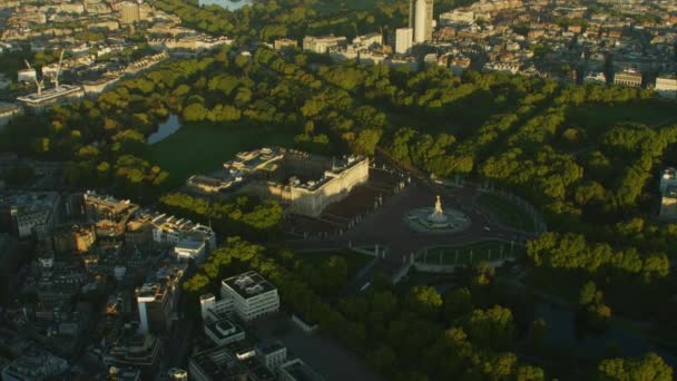 バッキンガム宮殿 通勤交通ビクトリア記念ロンドン イングランド イギリスのまわりで空中日の出ビュー モーニング サンシャイン — ストック動画