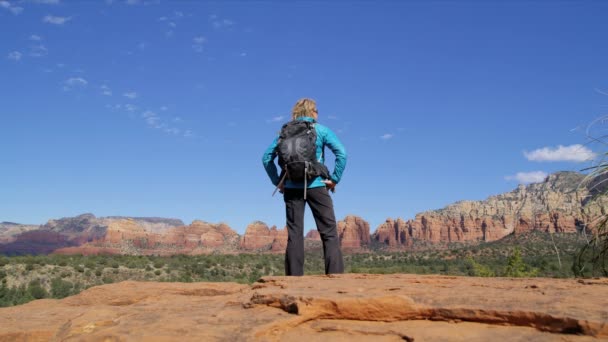 健康高加索美国女性徒步旅行者背包徒步登山红砂岩佛得角山谷亚利桑那州美国 — 图库视频影像