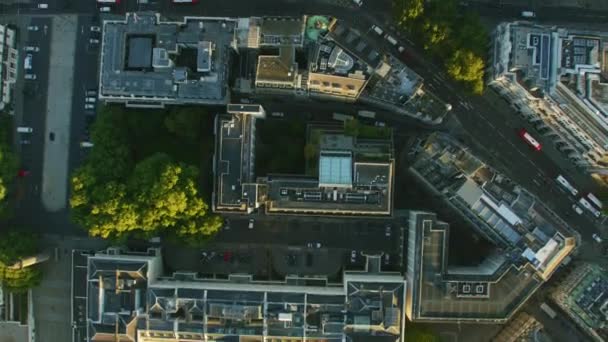 空中架空屋顶景观日出以上住宅和商业建筑和通勤车辆伦敦城市街道英国英国 — 图库视频影像