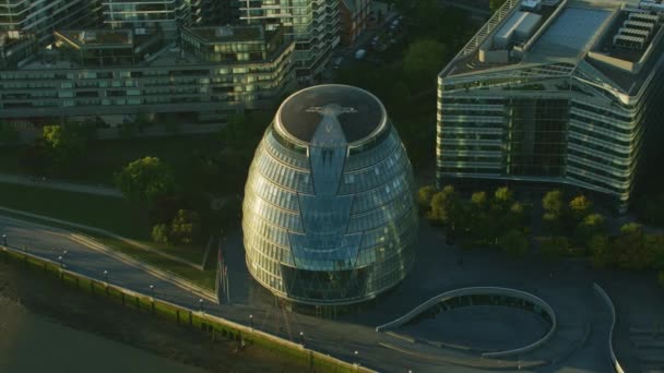 Luchtfoto Zonsopgang Weergave Zonlicht Weerkaatst Glazen Buitenkant Van Burgemeester Van — Stockvideo