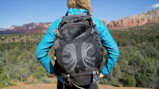 健康的白种美国女性旅行者在她的徒步旅行佛得角美国亚利桑那州 — 图库视频影像