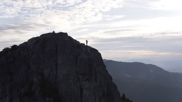 Vista Aérea Drones Alpinistas Aventura Alcançando Sucesso Expedição Monte Habrich — Vídeo de Stock