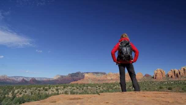 Активная Белая Американка Путешественница Рюкзаком Открытом Воздухе Verde Valley Arizona — стоковое видео