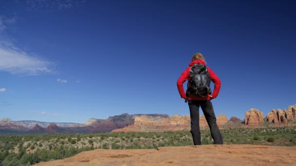 Caminante Americana Caucásica Activa Con Mochila Aire Libre Verde Valley — Vídeos de Stock