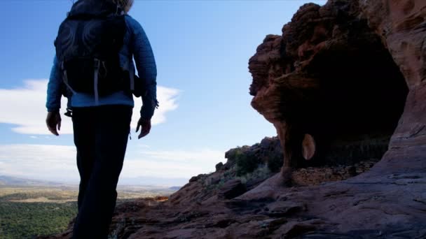 Fitness Caucasian American Female Traveler Backpack Hiking Outdoors Verde Valley — Stock Video