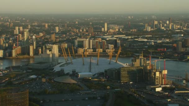 日の出 アリーナ エンターテイメント複雑なグリニッジ半島川テムズの都市ロンドン イギリス ロンドン英国 2017年 — ストック動画