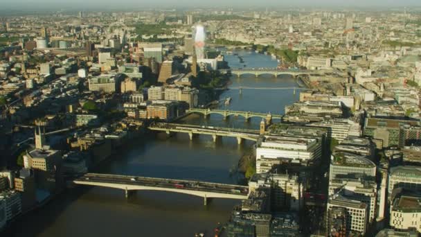 ロンドン 2017年 日の出ロンドン都市景観テームズ川橋歩行者と車両のロンドン橋イギリスを横断で空撮 — ストック動画