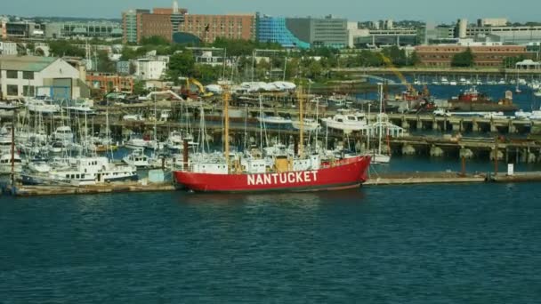 ボストン アメリカ合衆国 2017 ボストン ハーバー マリーナ アメリカ マサチューセッツ州のナンタケット灯台 Lv112 ボートの空撮係留 — ストック動画