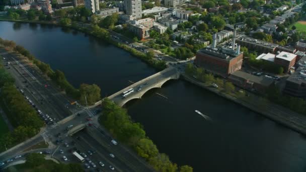查尔斯河的空中城市看法波士顿城市机动车路商业大厦在剑桥地区美国马萨诸塞州 — 图库视频影像