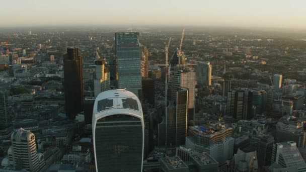 ロンドン市金融街高層ビル ガーキン Cheesegrater イングランド イギリスのガラス張りの外観に英国ロンドン 2017年 空中サンライズ ビュー日光 — ストック動画