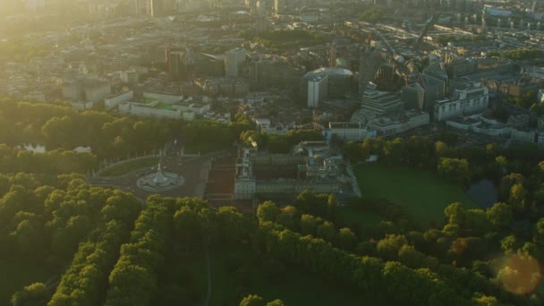 上からの眺め日の出バッキンガム宮殿王室家族の住居と大広間セント ジェームズ パーク ロンドン イギリス — ストック動画