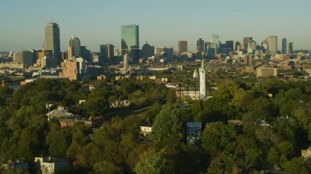 Vista Aérea Los Suburbios Metropolitanos Boston Horizonte Rascacielos Ciudad Una — Vídeo de stock