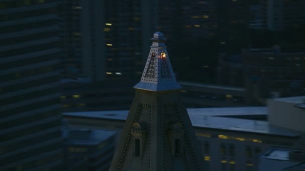 空中の照らされた夕暮れ市ビュー首都カスタム ハウス金融ビジネス地区マサチューセッツ ボストンのダウンタウンで華やかな建物 — ストック動画