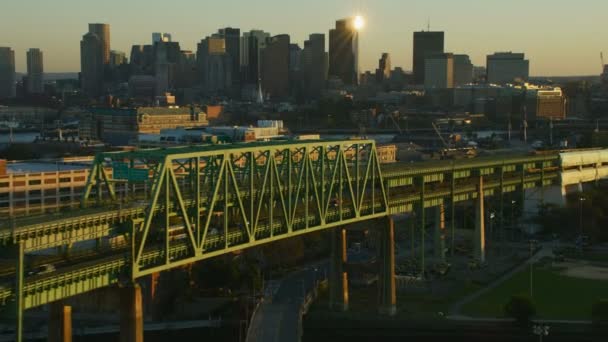 Suar Matahari Udara Dapat Dilihat Dari Jembatan Kendaraan Lalu Lintas — Stok Video