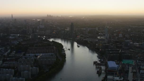 Flygfoto Soluppgång Över London City Byggnader Längs Floden Thames Battersea — Stockvideo