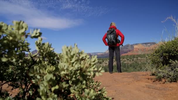 Joven Viajera Americana Caucásica Con Mochila Trekking Arenisca Roja Verde — Vídeo de stock