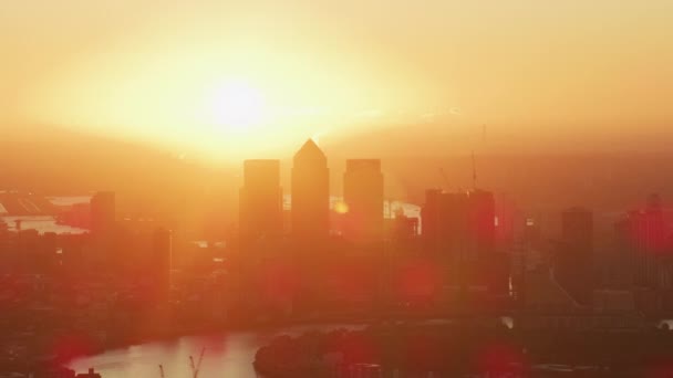 金融街のカナリーワーフ ロンドン都市空港の滑走路イギリス太陽フレアと英国ロンドン 2017年 空中サンライズ ビュー — ストック動画