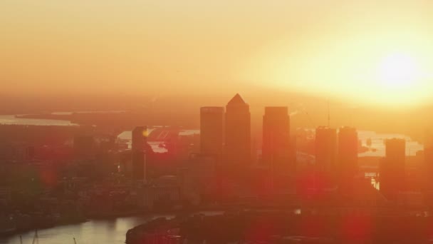 太陽フレア ロンドン都市スカイライン カナリア埠頭川テムズ川タワー ブリッジ シャード イギリス ロンドン英国 2017年 空中日の出 — ストック動画