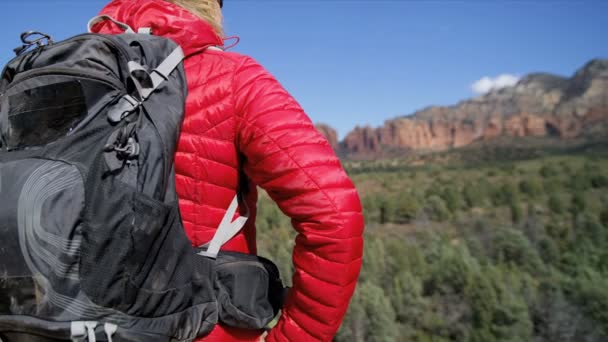 赤い砂岩 Verde の谷アリゾナ州アメリカのハイキングのバックパックで若い白人アメリカ女性ハイカー — ストック動画