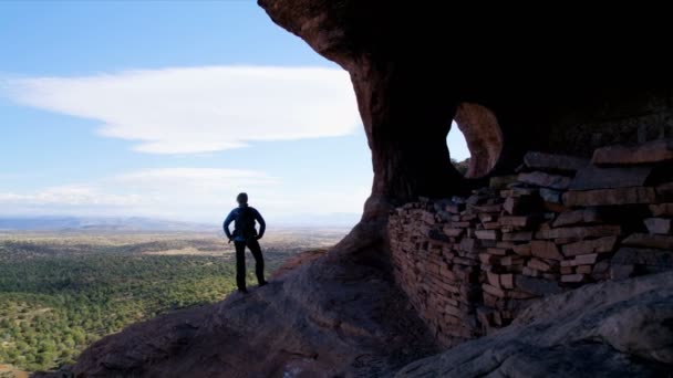 Уверенная Белая Американка Туристка Рюкзаком Открытом Воздухе Verde Valley Arizona — стоковое видео