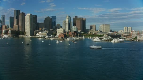 美国马萨诸塞州波士顿金融办公室商业区的滨海和克里斯托弗哥伦布海滨公园城市摩天大楼建筑鸟瞰图 — 图库视频影像
