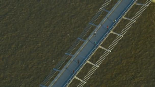 Vista Aérea Cerca Amanecer Peatones Ciudad Londres Millennium Bridge River — Vídeo de stock