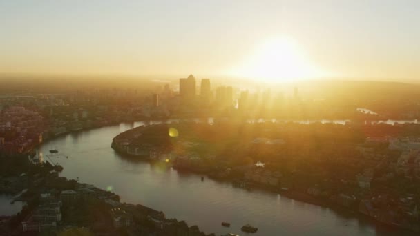 伦敦城市天际线泰晤士河鸟瞰和日出在金丝雀码头金融区的摩天大楼英国 — 图库视频影像