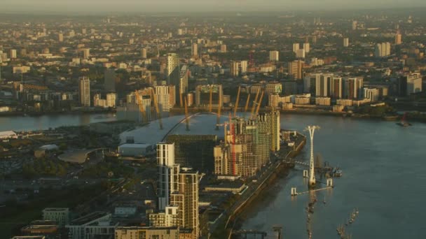 日の出の アリーナ グリニッジ半島テムズ川とロンドン シティ スカイライン イングランド イギリスで英国ロンドン 2017年 — ストック動画