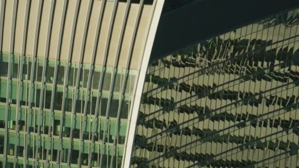 日の出ロンドン イングランド イギリス ガラス外装のトランシーバー商業高層ビルでビュー反射間近で航空 — ストック動画