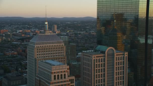 ダウンタウンのボストン金融オフィスのビジネス地区と郊外アメリカ マサチューセッツ州の首都圏の超高層ビルの空中都市日没スカイライン ビュー — ストック動画