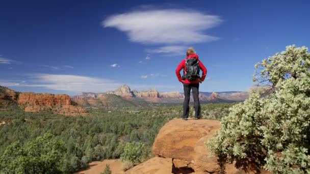 Fitness Viaggiatrice Caucasica Americana Con Zaino Trekking Rosso Arenaria Verde — Video Stock