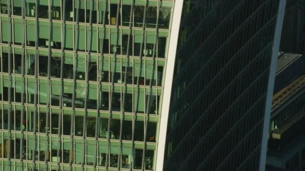 外装ガラス構造のトランシーバー商業高層ビル都市のロンドン イギリスの航空の日の出をクローズ アップ — ストック動画