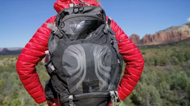 Confiant Caucasien Américaine Voyageuse Touristique Avec Sac Dos Plein Air — Video