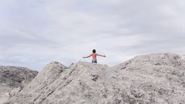 Εναέριο Κηφήνα Άποψη Του Καυκάσου Αμερικανικό Θηλυκό Ροκ Ορειβάτης Γιορτάζει — Αρχείο Βίντεο