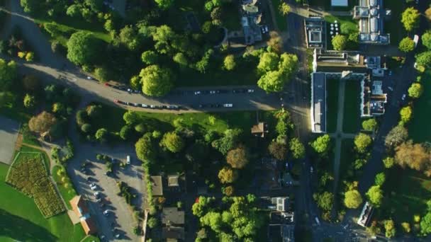 空中俯瞰日の出ロンドン郊外住宅道路や屋外のコミュニティ スポーツ施設イングランド イギリス — ストック動画