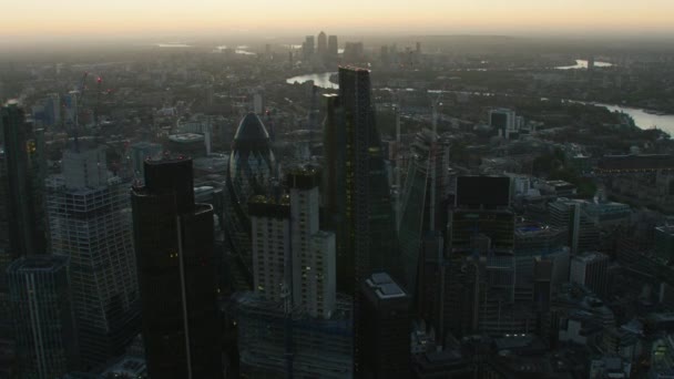 Flygfoto Soluppgång Över London Primära Finansiella Distriktet Kommersiella Skyskrapor Gurka — Stockvideo