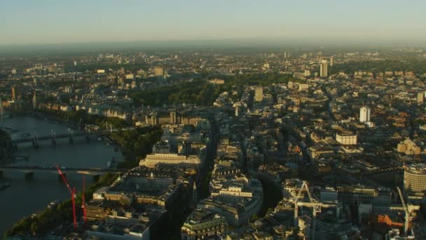 Vista Aérea Sunrise City London River Thames James Park Mall — Vídeo de Stock