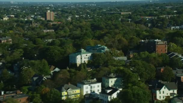 郊外のボストン歴史的植民地都市とハーバード大学マサチューセッツ州アメリカを学習のための中心に家の空撮 — ストック動画